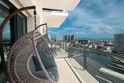 Image de La Caraïbe et la marina depuis votre balcon · Top