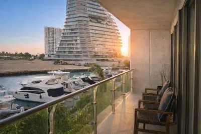 Image de Top · Balcon face aux yachts depuis salon et chambres
