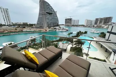 Image de Top · Port Cancún · Café et balcon face aux yachts
