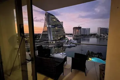 Image de Top · Balcon sur la marina · Piscines et paddle