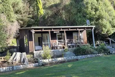 Image de Cod Cottage, a quintessential kiwi bach in Duvauchelle Bay, Akaroa