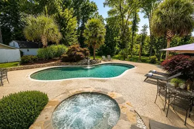 Image de Chef's Château Suite A | King Bed, Pool + Hot Tub