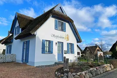 Image de Vacation home with a fireplace and sauna, about 300 meters from the sandy beach; pets welcome