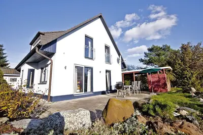 Image de Two-story vacation home with 3 bedrooms and a fireplace, about 350 meters from the sandy beach