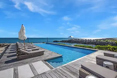 Image de Beachfront Penthouse + Private Pool 3br