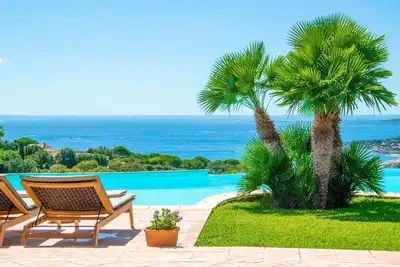 Image de Villa « Maison Rouge - Esprit du Sud » avec vue sur mer, piscine privée et Wi-Fi