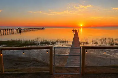 Image de Coastal Escape Waterfront 2br 2ba Cottage with Private Pier-300 Ft, sleeps 8.