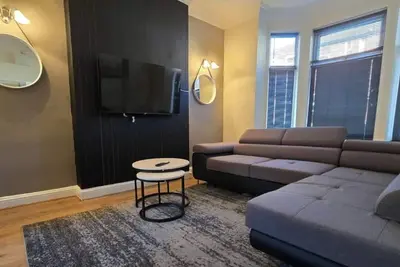 Image de Maison d'Helen - Animaux Acceptés avec Parking Gratuit dans la Rue!