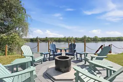 Riverfront Haven~Pool~Kayak~Bbq~7 Mins to Masters
