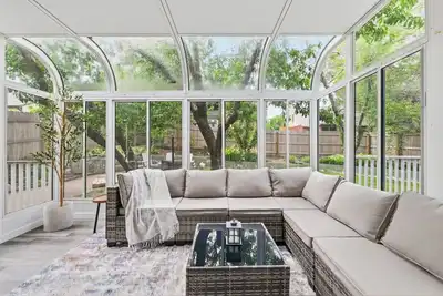Image de 4br Modern Update Historic Sunroom, Massage Chair, Backyard Oasis by Unmc, Va, Zoo