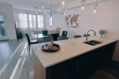 Image de Maison de ville complète avec garage, à 14 minutes de l'aéroport Yyc. Wi-Fi.