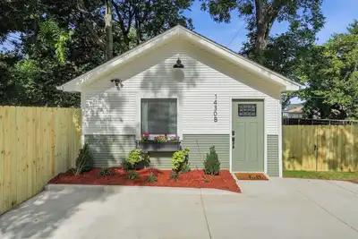 Image de Cozy 1-bedroom cottage in downtown Tulsa with full kitchen and W/D