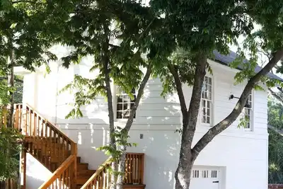 Image de Gated Carriage House Cottage on Austin Ave