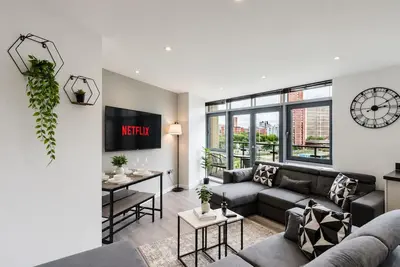 Image de Stylish Canal views Sleeps 8 | City Leeds Location