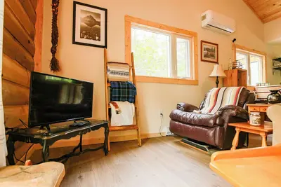 Image de Chop Wood, Carry Water - Lake front cottage with a cozy vibe