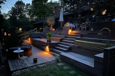 Image de Maison d'architecte avec bain à remous et terrasse dans un endroit isolé
