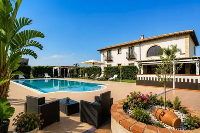 Image de Maison de vacances à Arenella avec 4 chambres à coucher, 11 couchages