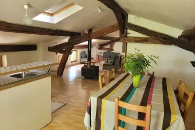 Image de T5 mansardé dans maison de caractère. Jardin et parking privés.