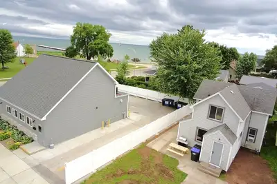 Image de Centrally located 3-bedroom house near beach, boardwalk, brewery, bars, and park