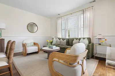 Image de Spacieux 4 chambres avec balcons, cœur du centre-ville!