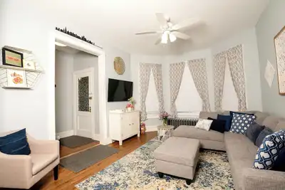 Image de Appartement chic & confortable 3 chambres à Logan Square, familial