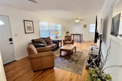 Image de Portofino; Forest Hill Large 4br/2ba central Mgm