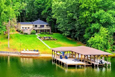 Image de Wade a While: Lakefront Lake Anna, Dock, Hot Tub
