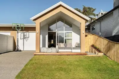 Image de Beyond the Break - Luxurious Coastal Sanctuary in Papamoa – Steps from the Beach with Surfboards, Bikes, Table Tennis & Expansive Outdoor Entertaining
