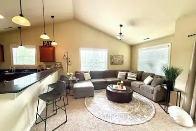 Image de Delafield Lake Country 2bdr private garage entry + deck, walkable area near lake