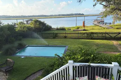 Image de Deep Water Dock, Private Pool, two screened porches for dining and game watched.