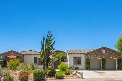 Image de New Villa Solara by Gpm - Swim up bar + Games + More! Walk to festivals, Montage