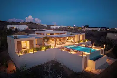 Image de Brand new luxury Bonaire villa with infinity pool, ocean views, and stunning sunsets. Kas Pajuro accommodates up to 10 guests and offers modern comfort in an exclusive location.