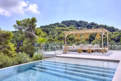 Image de Villa « Éden Privé, Piscine, 12 min Cannes » avec vue montagne, Wi-Fi et climatisation
