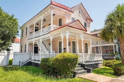 Image de À pied de King St | Séjour spacieux à Charleston
