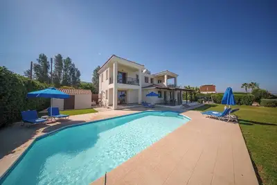 Ocean Breeze-Seafront Villa