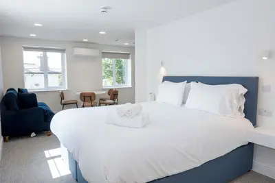 The Maycliffe - Spacious Studio nr Harbour