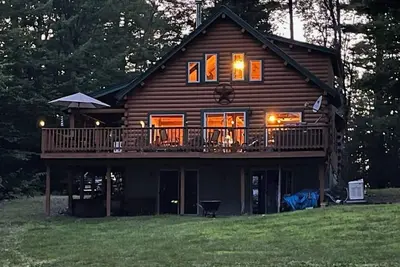 Image de Beautiful lakefront 4-bedroom log home on 2 acres with sandy beach, private dock
