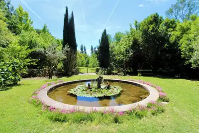 Image de Mas Des Pradelles, Proche Lourmarin, Grande piscine/jardin, Terrain de pétanque