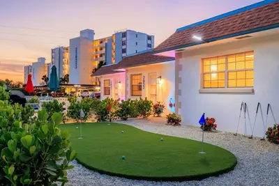 Image de Colorful Coastal Retreat Near Honeymoon Island Beaches