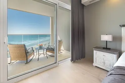Image de Condo élégant avec piscine à débordement sur le toit