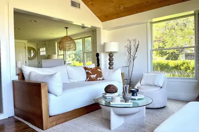 Image de Hamptons Sweeping Waterfront Views, Magnificent Sunrises, Steps from Beach