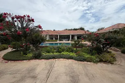 Image de Newly furnished 5 bedroom home with stunning backyard, pool, and indoor gym!