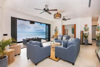 Image de The Escape You’ve Been Looking For! Private Pool, Balcony, Antigua Views!