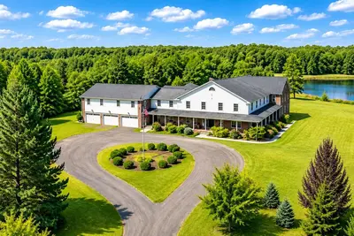 Image de Luxury Estate on 10 acres with Pond and Ballroom!