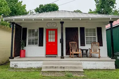 Image de Historic downtown cottage with 1 bedroom, 1 bath, kitchen, Wi-Fi, and parking.