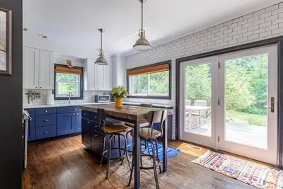 Image de New: Catskills River Farmhouse