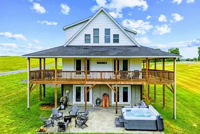 Image de Lakefront Lake Anna | Hot Tub, Beach & Game Room