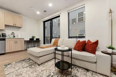 Image de Modern Apt w/ Hulu, Gym & Parking Near Restaurants