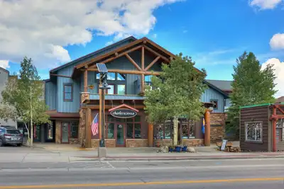 Image de Rare One Bedroom Condo w/Private Hot Tub on Main Street