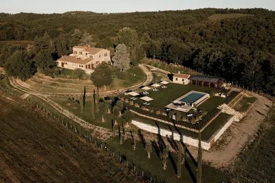 Image de Il Giuncheto Trequanda: 19th-century suites, an infinity pool, and intimate weddings.